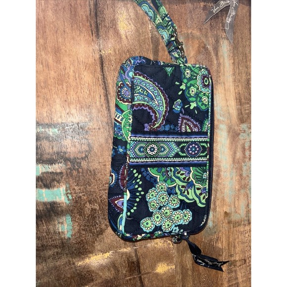 Vera Bradley lot : Wallet, 2 Zip Cases, Wristlet And Tech Case - Picture 11 of 12